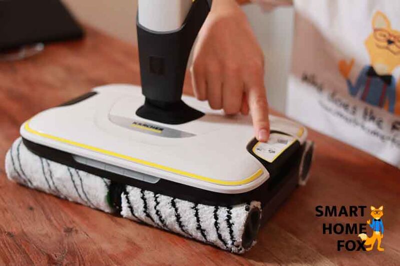 Man sieht den die Knöpfe zum Lösen des Schmutzwassertanks.